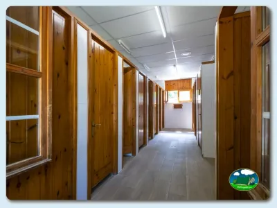 Aseos con cabinas de madera del Camping La Borda del Pubill, Ribera de Cardós (Lleida)