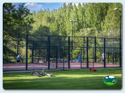 Pista de pádel con entorno arbolado del Camping La Borda del Pubill, Ribera de Cardós (Lleida)