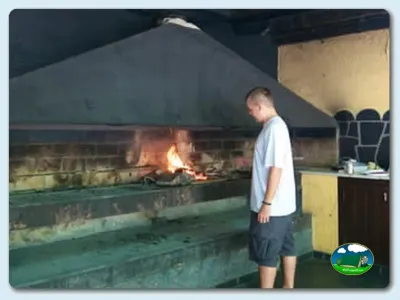 Área de fuego con persona del Camping La Borda del Pubill, Ribera de Cardós (Lleida)