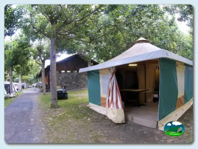 Tienda de acampada con dosel en parcela arbolada del Camping La Borda del Pubill, Ribera de Cardós (Lleida)