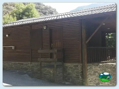 Cabaña de madera con vistas a la montaña del Camping La Borda del Pubill, Ribera de Cardós (Lleida)