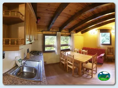 Cabaña interior con cocina, comedor y sala de estar del Camping La Borda del Pubill, Ribera de Cardós (Lleida)