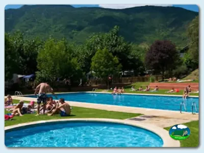Piscina con vistas a la montaña del Camping La Borda del Pubill, Ribera de Cardós (Lleida)