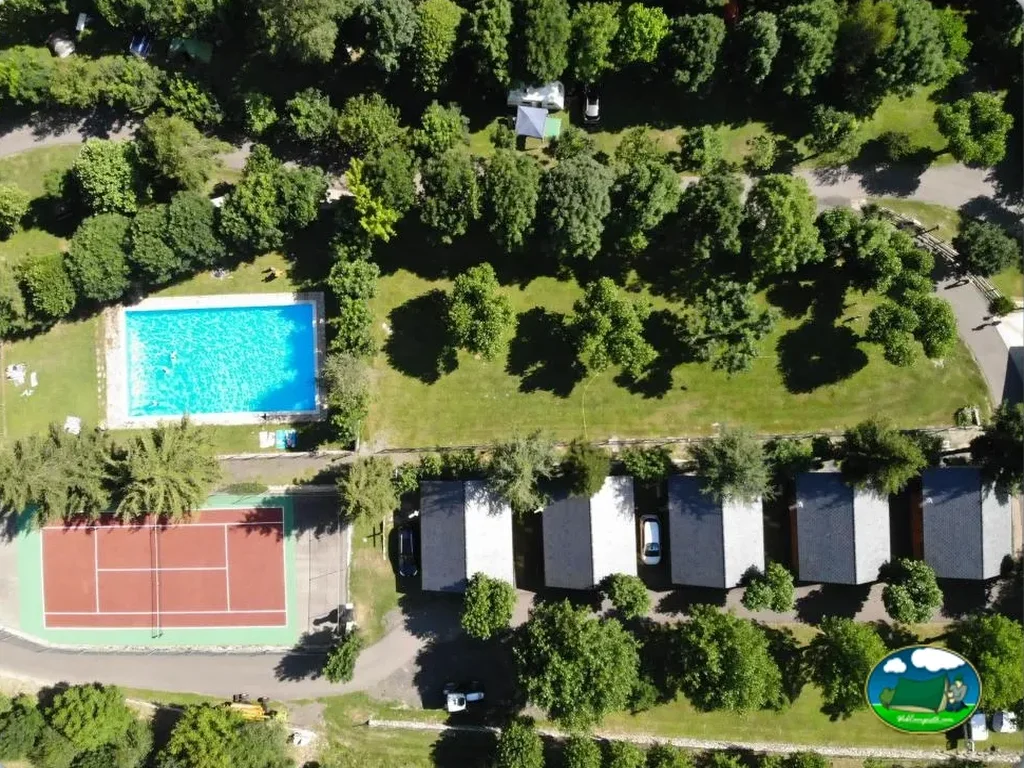 Piscina y mobil-homes con vistas aéreas del recinto del Camping La Mola, Espot (Lleida)