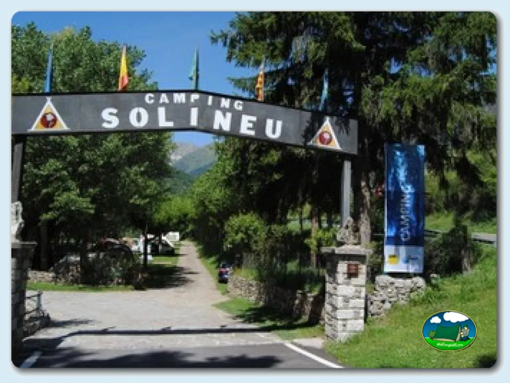 Cartel de entrada con nombre del Camping Sol i Neu, Espot (Lleida)