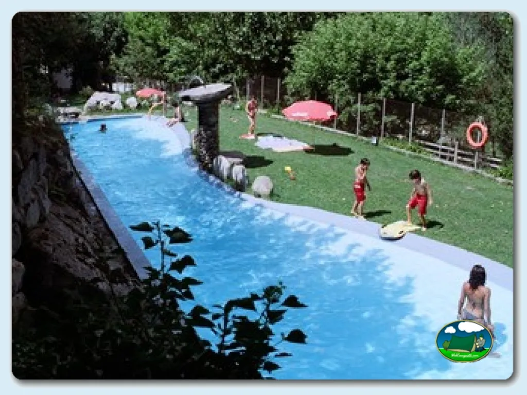 Piscina con zona infantil y parque del Camping Sol i Neu, Espot (Lleida)