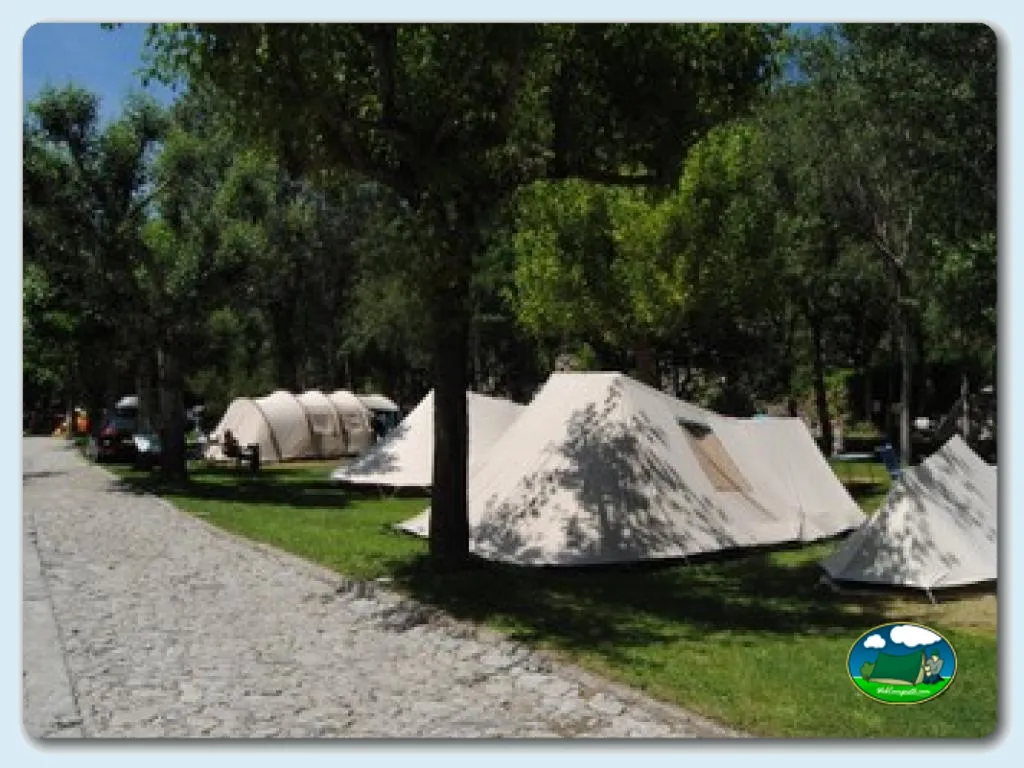 Tiendas de acampada en parcela arbolada del Camping Sol i Neu, Espot (Lleida)