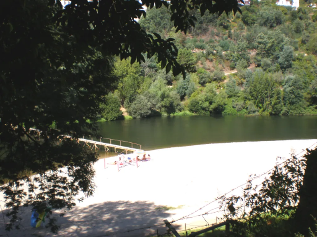 Playa junto al río con bosque de fondo del Camping Penacova, Penacova (Coimbra)