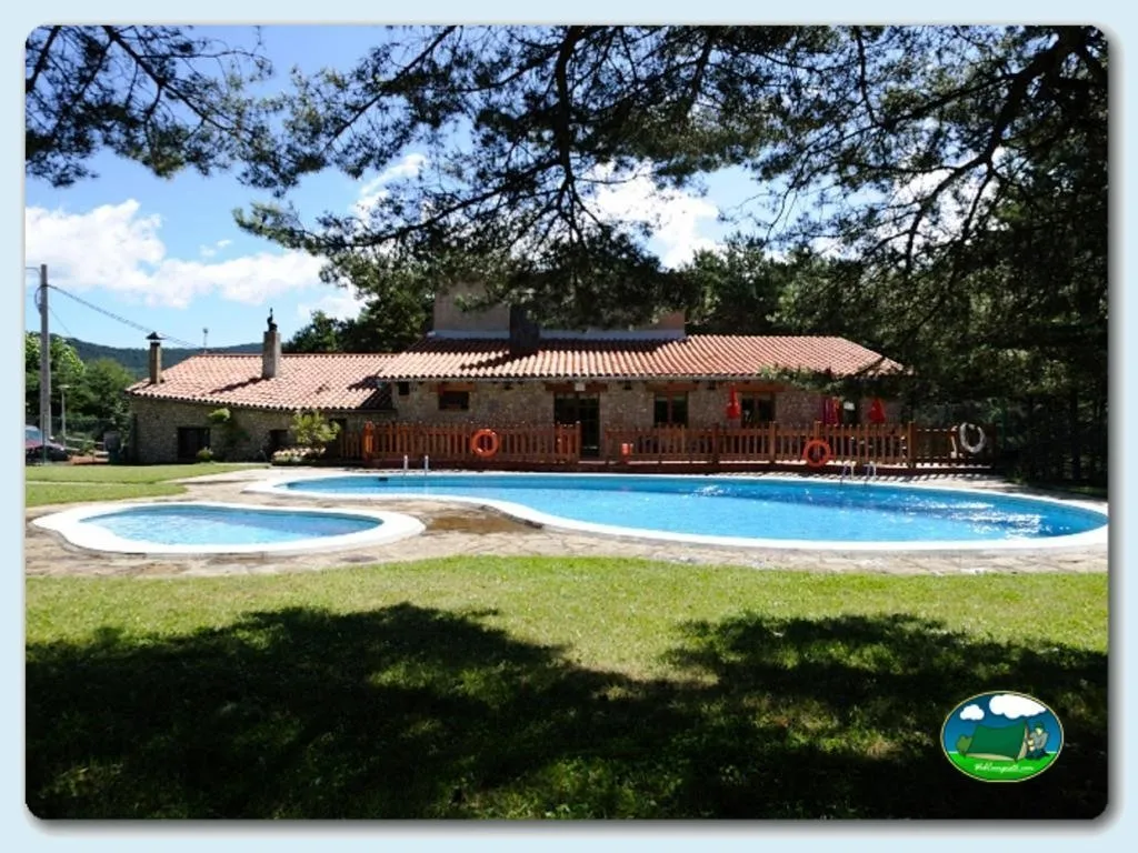 Piscina con vistas a la montaña y edificio principal del Camping Font Freda, Castellar del Riu (Barcelona)