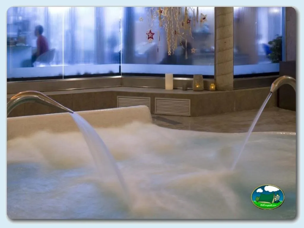 Piscina climatizada con jacuzzi y vistas del Camping Berga Resort, Berga (Barcelona)