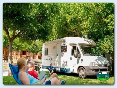Mobil-home junto a árbol con familia del Camping Berga Resort, Berga (Barcelona)