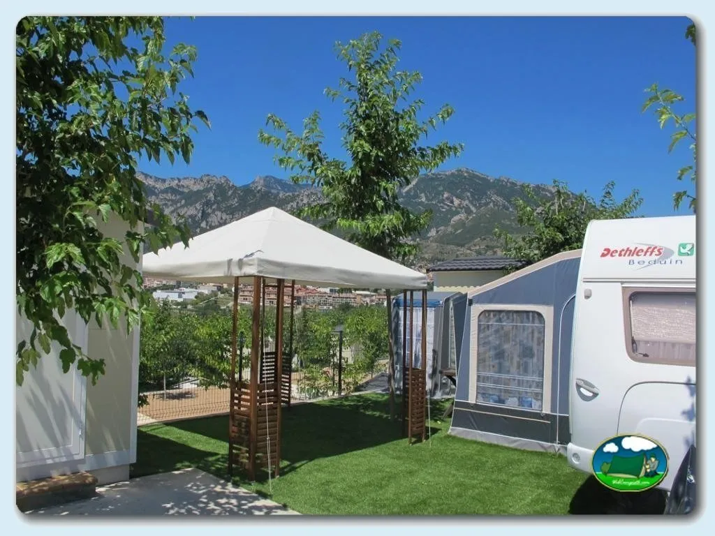 Parcela con mobil-home y vistas a la montaña del Camping Berga Resort, Berga (Barcelona)