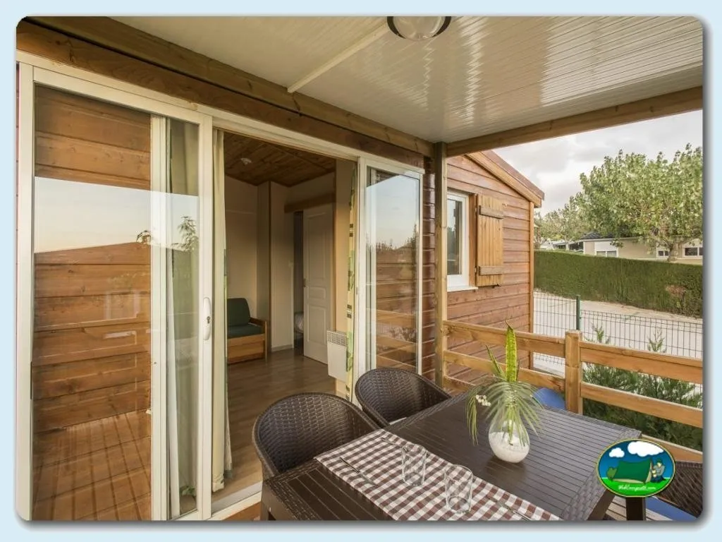 Bungalow con terraza y vistas a parcelas del Camping Berga Resort, Berga (Barcelona)