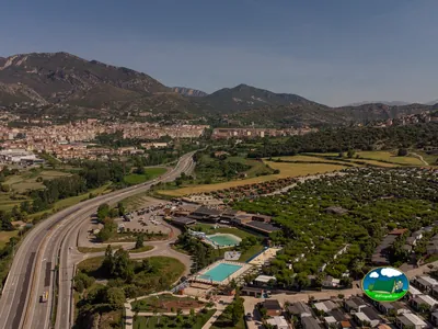 Piscina con vistas a la montaña y parcelas arboladas del Camping Berga Resort, Berga (Barcelona)