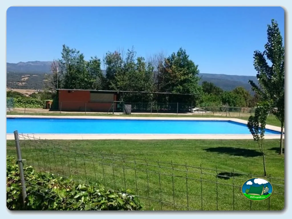 Piscina con vistas a la montaña del Camping Puigsagordi, Centelles (Barcelona)