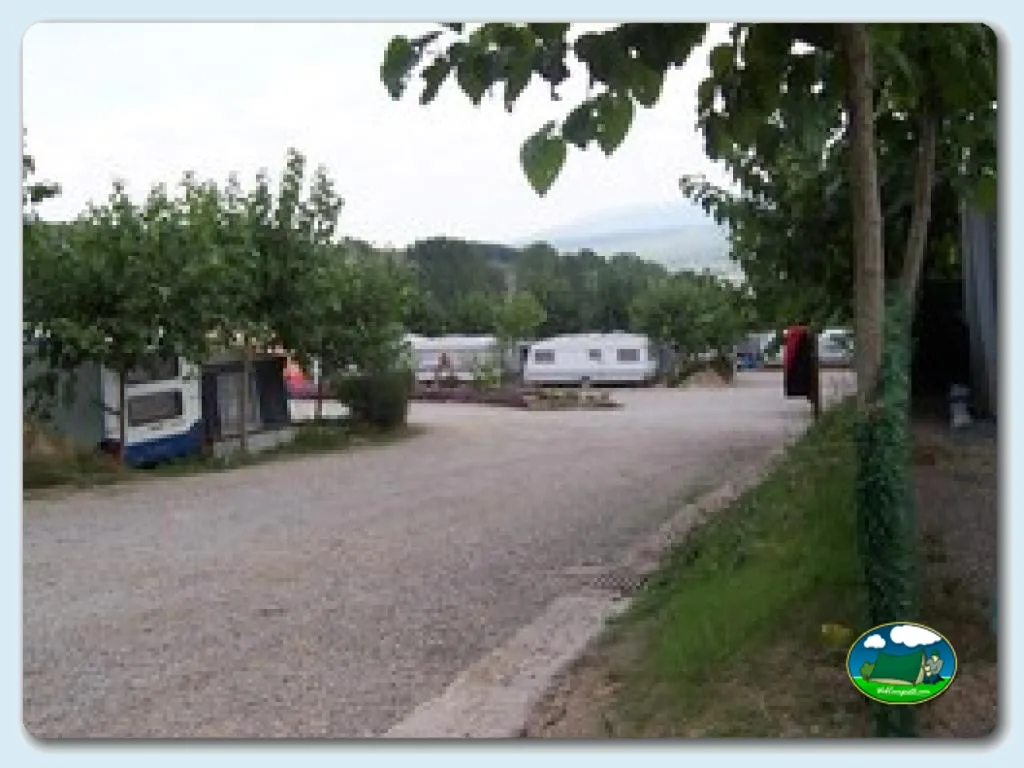 Parcela con mobil-home y vistas a la montaña del Camping Puigsagordi, Centelles (Barcelona)