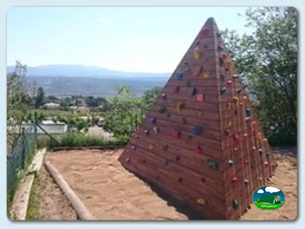 Parque infantil muro de escalada con vistas a la montaña del Camping Puigsagordi, Centelles (Barcelona)