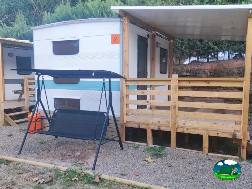 Mobil-home con terraza de madera y columpio del Camping L'Avenço, Tagamanent (Barcelona)