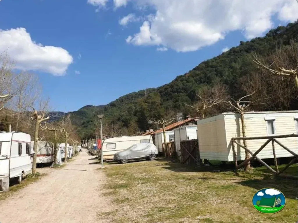 Parcela con mobil-home y vistas a la sierra del Camping L'Avenço, Tagamanent (Barcelona)