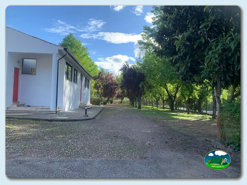 Bungalow moderno junto a avenida arbolada del Camping Penacova Municipal, Penacova (Coimbra)