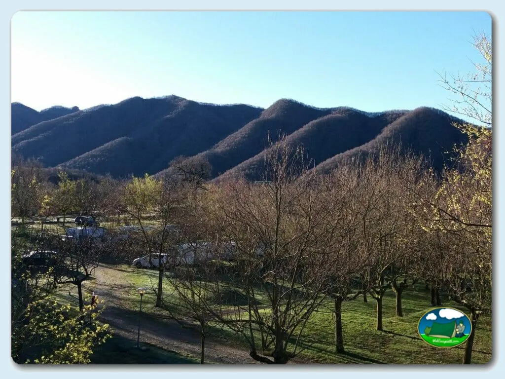 Parcela con vistas a la sierra del Camping Vidra, Vidra (Girona)