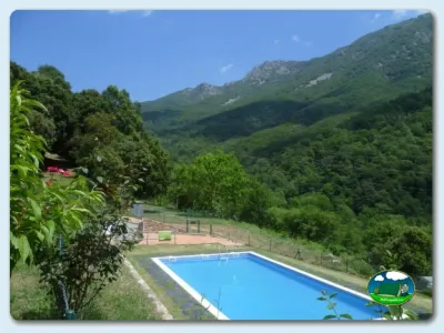 Piscina con vistas a la montaña del Camping Les Illes, Montseny (Barcelona)