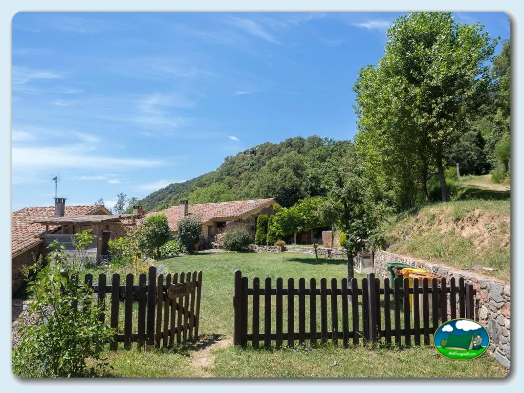 Parcela con vistas a la sierra, alojamiento de piedra del Camping Les Illes, Montseny (Barcelona)