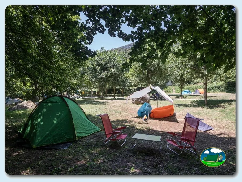 Parcela con tienda de acampada y vistas a la montaña del Camping Les Illes, Montseny (Barcelona)