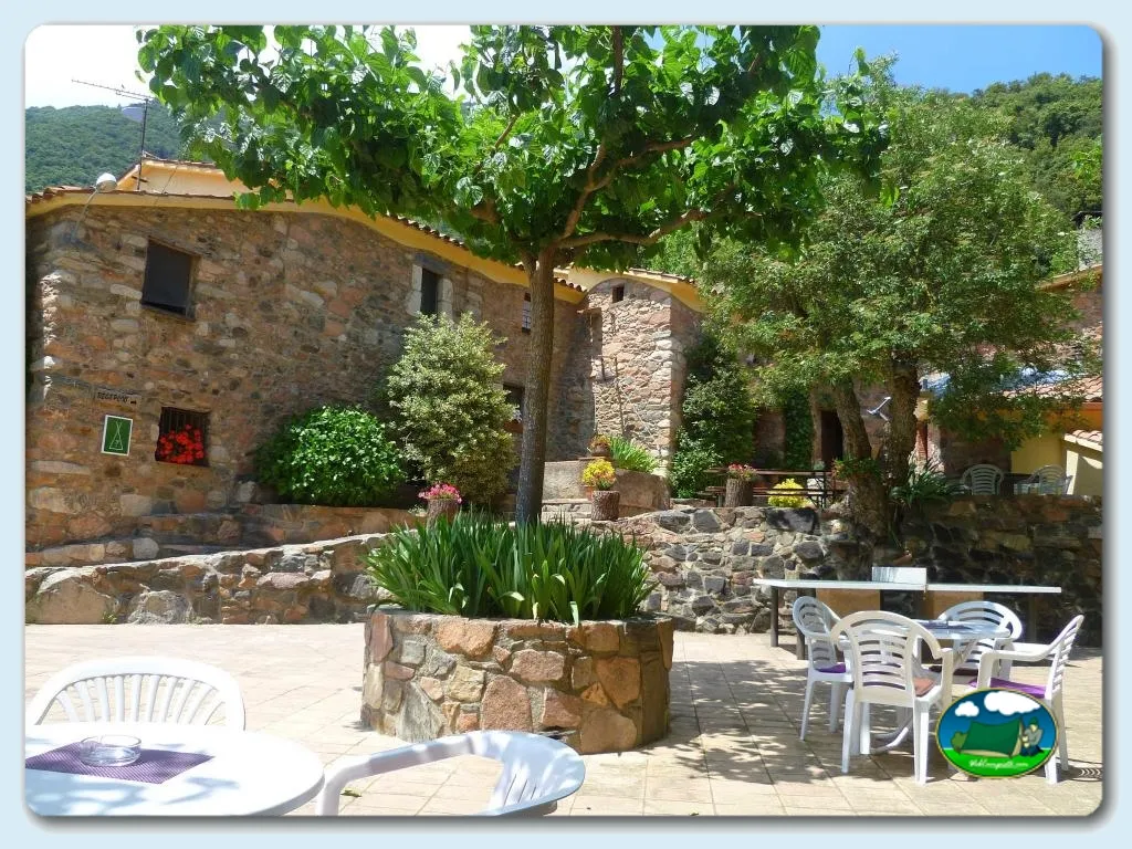Cabaña de piedra con vistas a la sierra y zona de esparcimiento del Camping Les Illes, Montseny (Barcelona)
