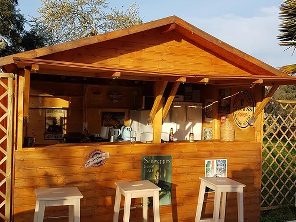 Bar restaurante con estructura de madera y terraza del Camping Quinta Portugo, Pampilhal (Castelo Branco)
