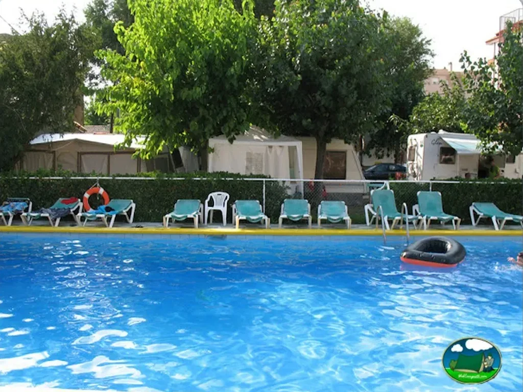 Piscina con hamacas y zona de descanso arbolada del Camping Reina Maris, Blanes (Girona)