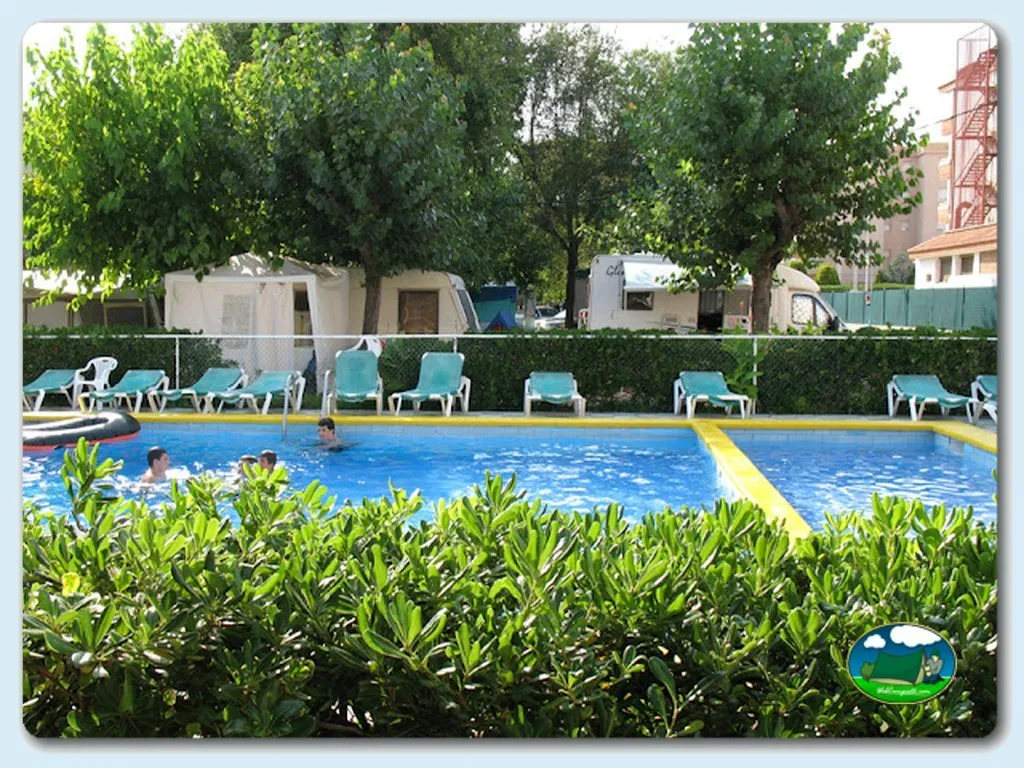Piscina con hamacas y mobil-homes del Camping Reina Maris, Blanes (Girona)