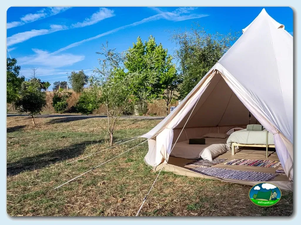 Glamping tienda de campaña con camas y vistas al entorno natural del Camping Albufeira do Maranhão, Avis (Portalegre)