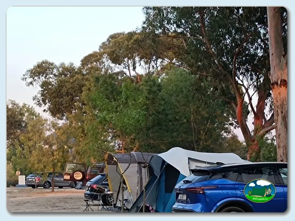 Parcela con tienda de acampada y vehículo del Camping Albufeira do Maranhão, Avis (Portalegre)