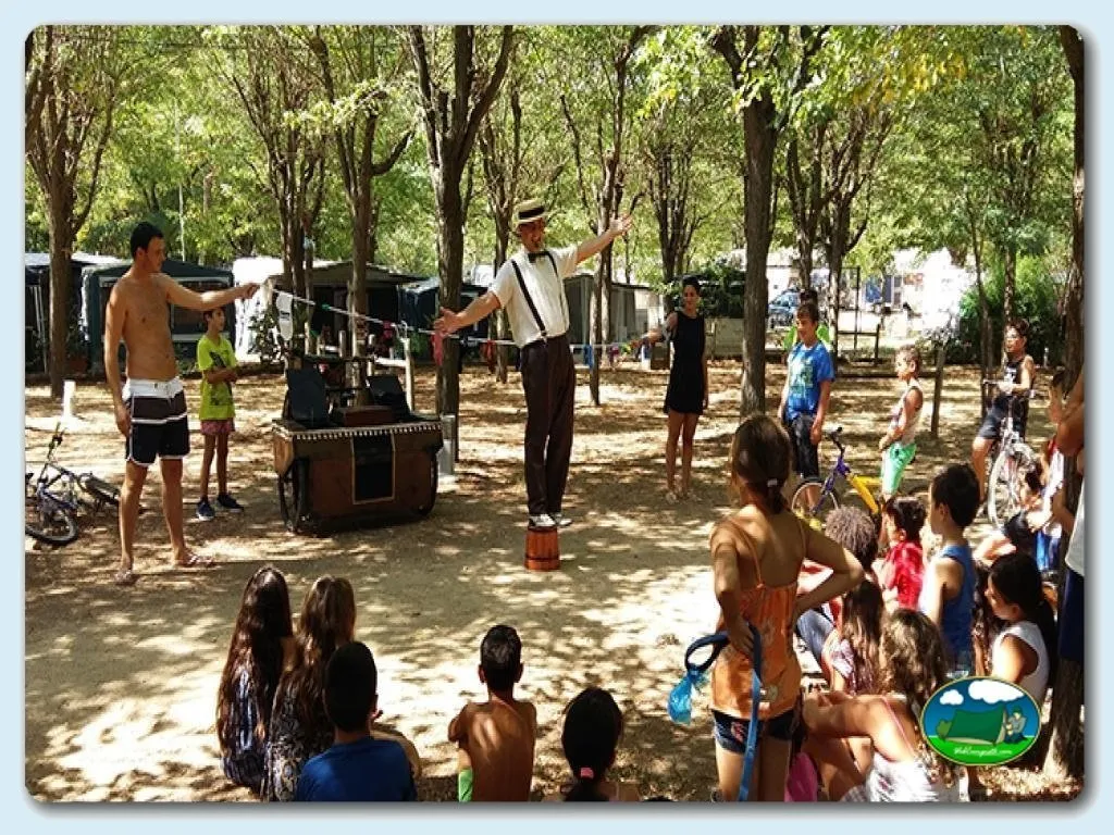Parque infantil con animación y espectáculo para niños del Camping Riudarenes, Riudarenes (Girona)