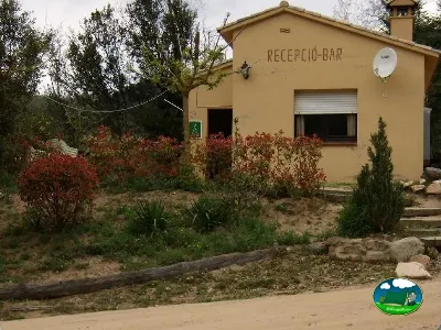 Recepción-bar del camping con arquitectura rústica del Camping La Balma, Espinelves (Girona)
