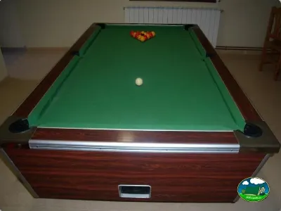 Mesa de billar en sala cubierta del Camping La Balma, Espinelves (Girona)