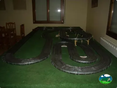 Sala de juegos con pista de slot cars del Camping La Balma, Espinelves (Girona)