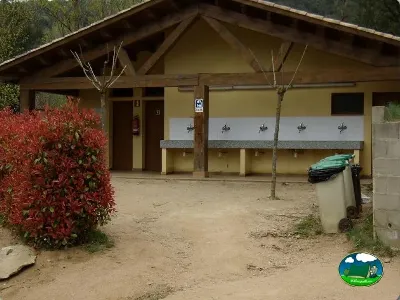 Aseos del recinto con cubos de basura del Camping La Balma, Espinelves (Girona)