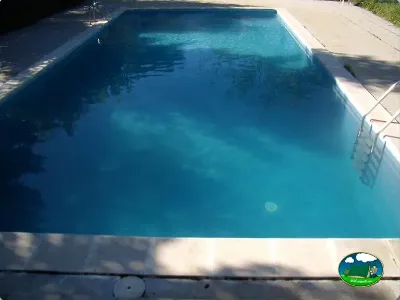 Piscina con agua cristalina del Camping La Balma, Espinelves (Girona)