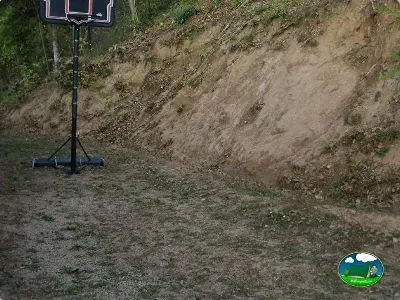 Parque infantil canasta baloncesto del Camping La Balma, Espinelves (Girona)