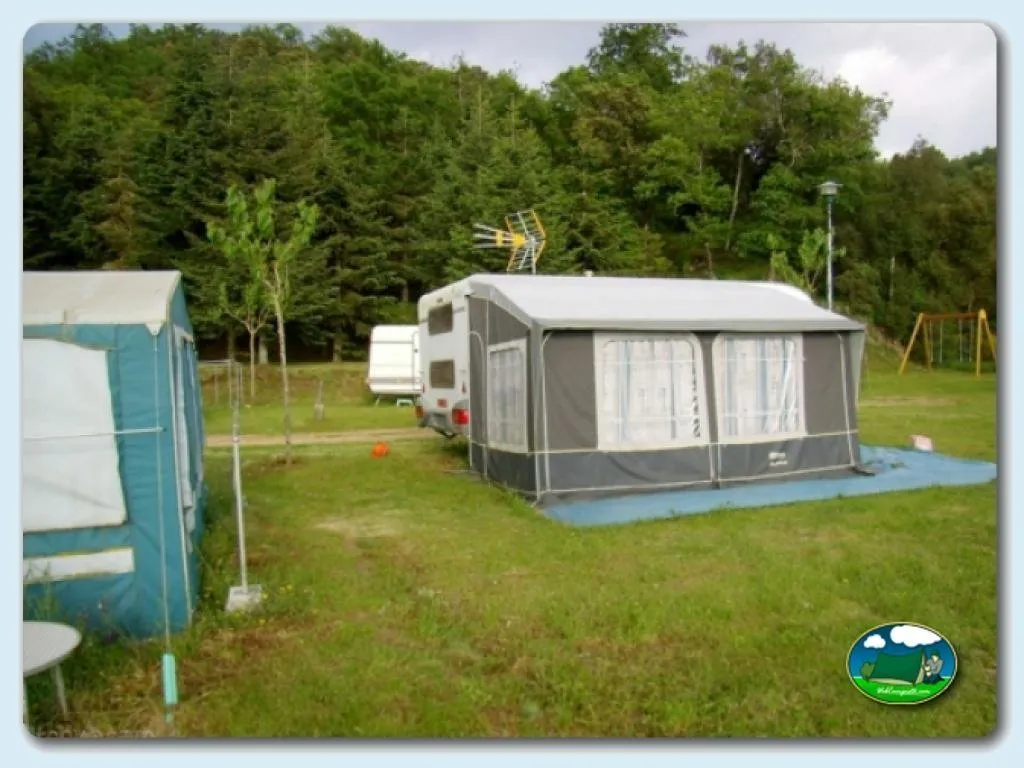 Mobil-home con toldo en parcela arbolada del Camping La Balma, Espinelves (Girona)
