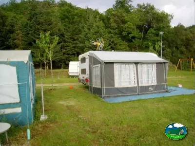 Mobil-home con toldo en parcela arbolada del Camping La Balma, Espinelves (Girona)