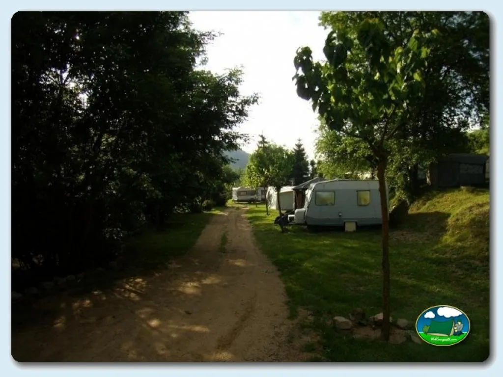 Parcela con mobil-home entre árboles del Camping La Balma, Espinelves (Girona)