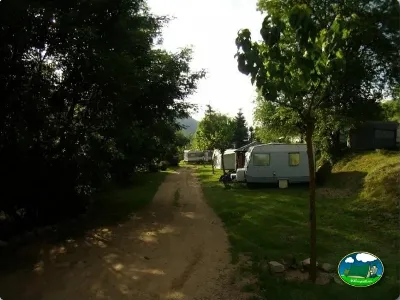 Parcela con mobil-home entre árboles del Camping La Balma, Espinelves (Girona)