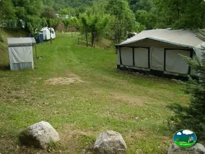 Parcela con tienda de acampada y entorno arbolado del Camping La Balma, Espinelves (Girona)