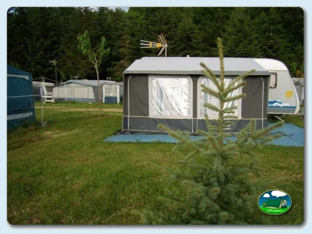 Mobil-home en parcela arbolada del Camping La Balma, Espinelves (Girona)