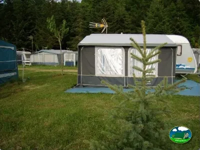 Mobil-home en parcela arbolada del Camping La Balma, Espinelves (Girona)