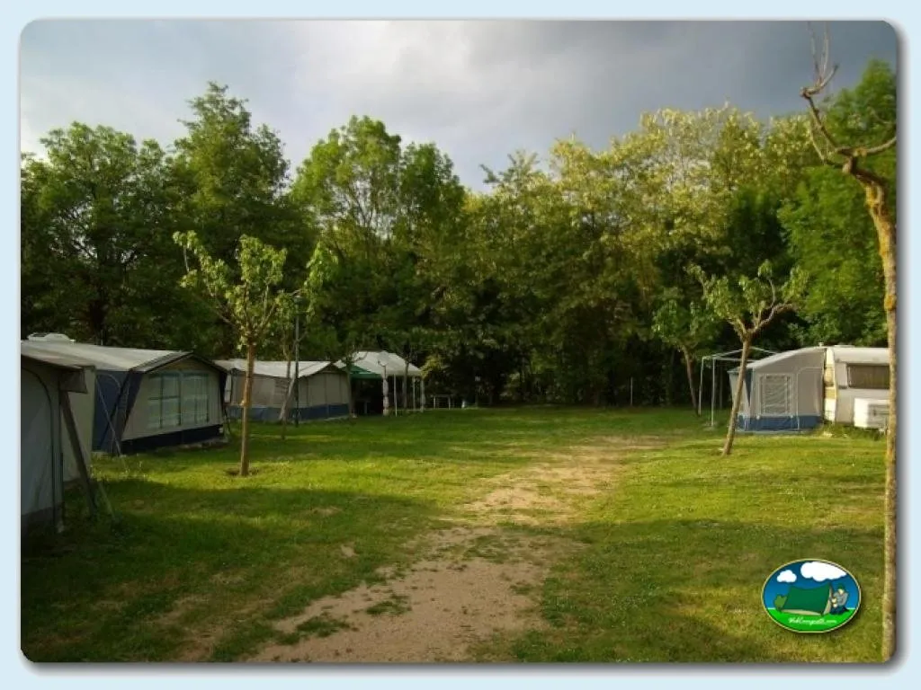 Parcelas con mobil-homes entre árboles del Camping La Balma, Espinelves (Girona)