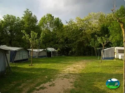Parcelas con mobil-homes entre árboles del Camping La Balma, Espinelves (Girona)